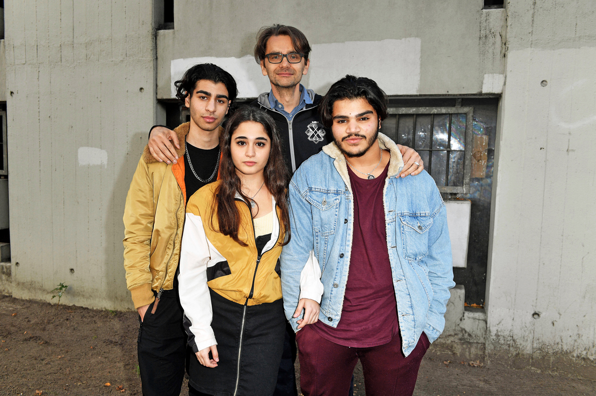 4 Meschen: Regisseur Damir Lukačević (hinten) über Hauptdarsteller Doguhan Kabadayi (links) und 2 Laienschauspieler