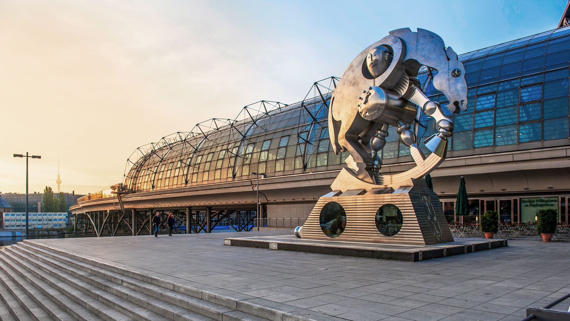 Skulptur Rolling Horse Hauptbahnhof Berlin von Jürgen Goertz