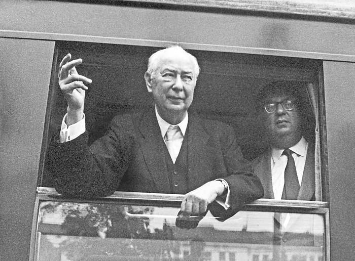 Theodor Heuss im Zug am Fenster, schwarz-weiß