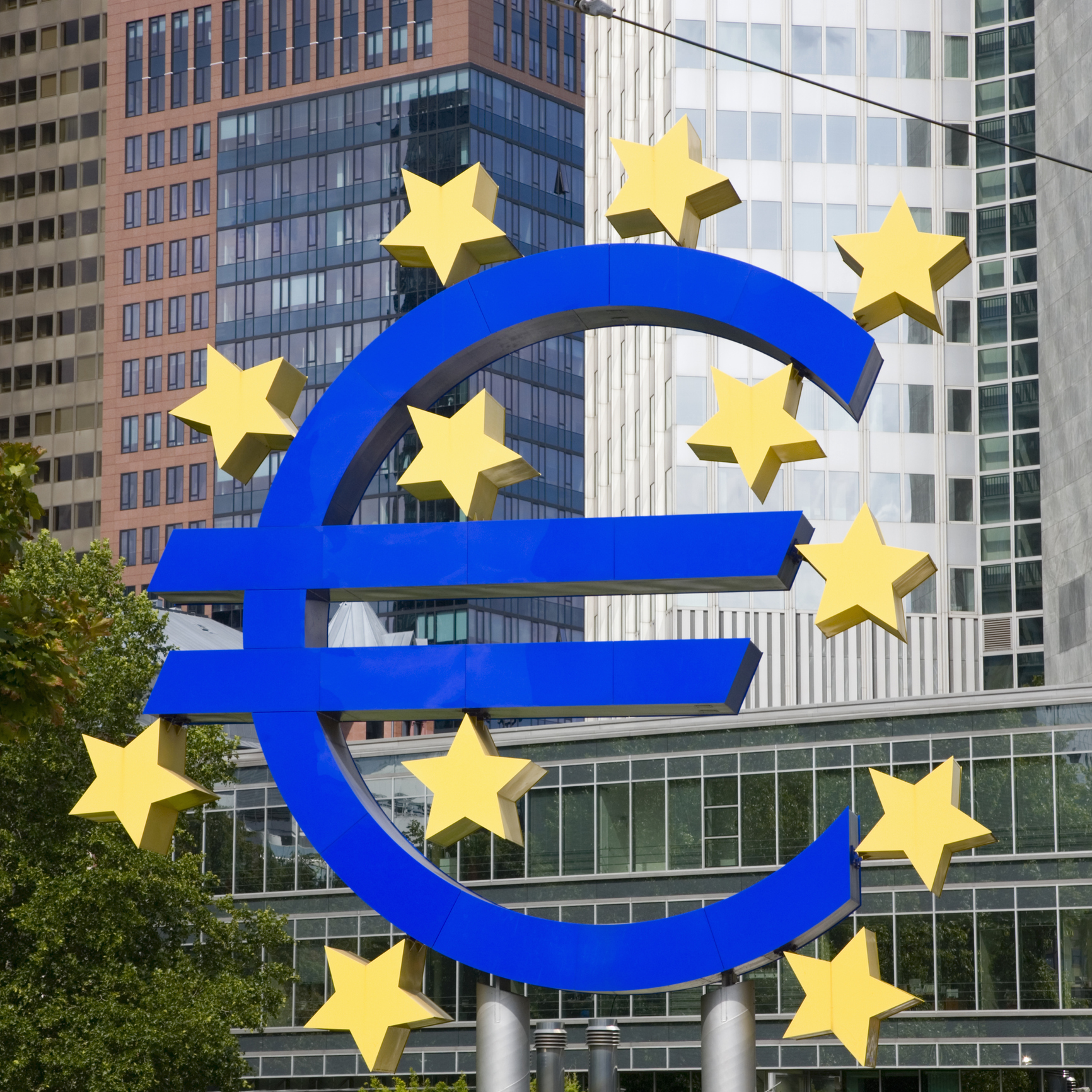 Das riesige Euro-Zeichen, Symbol der gemeinsamen Währung der Europäischen Union, steht am Fuße des Eurotowers am Willy-Brandt-Platz.