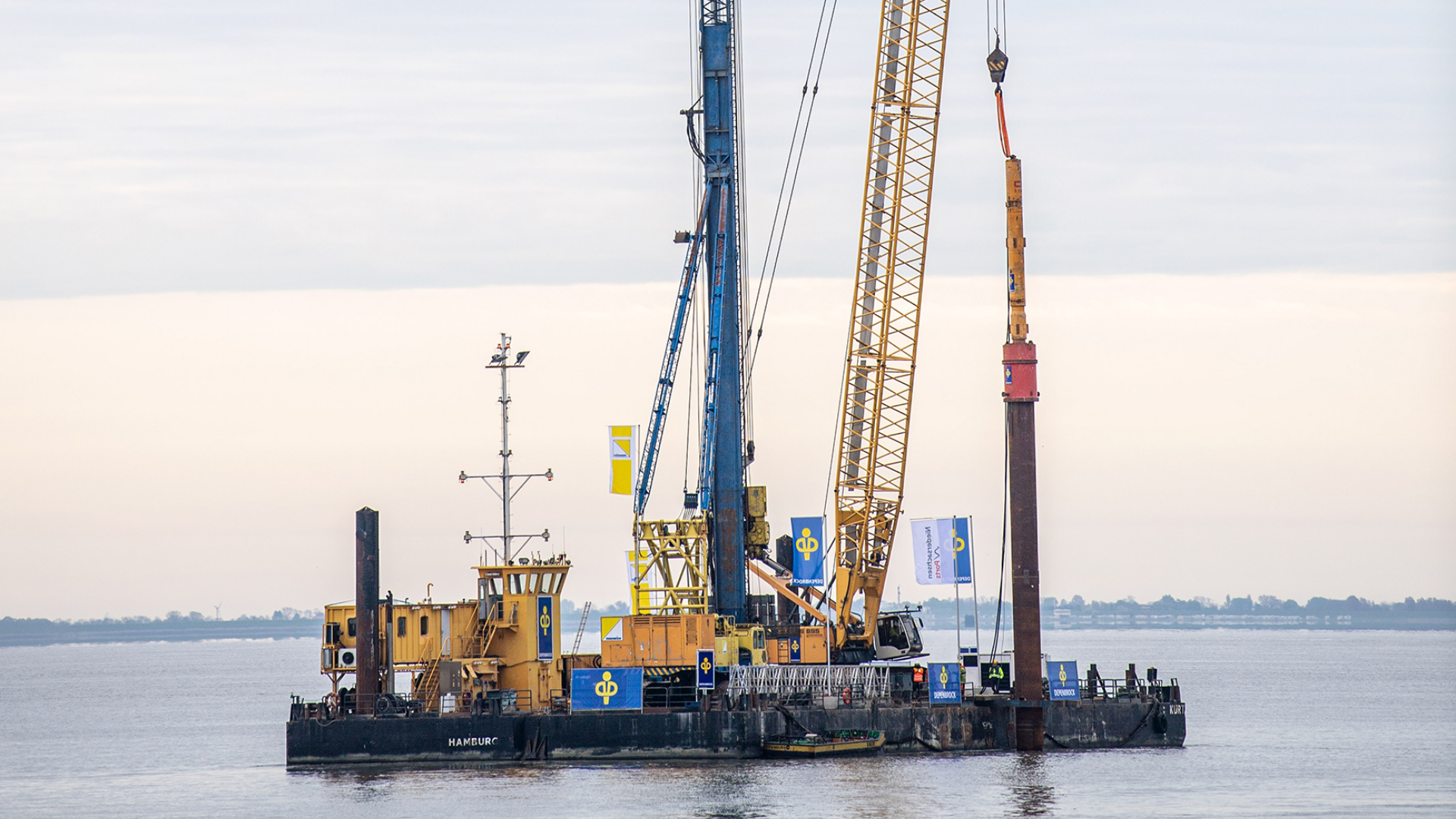 Der erste „Rammschlag“ für das&nbsp; schwimmende Terminal vor der Küste Wilhelmshavens. Dort soll ab Ende des Jahres tiefgekühltes flüssiges Erdgas von Schiffen nach der Erwärmung ins Gasnetz eingespeist werden.