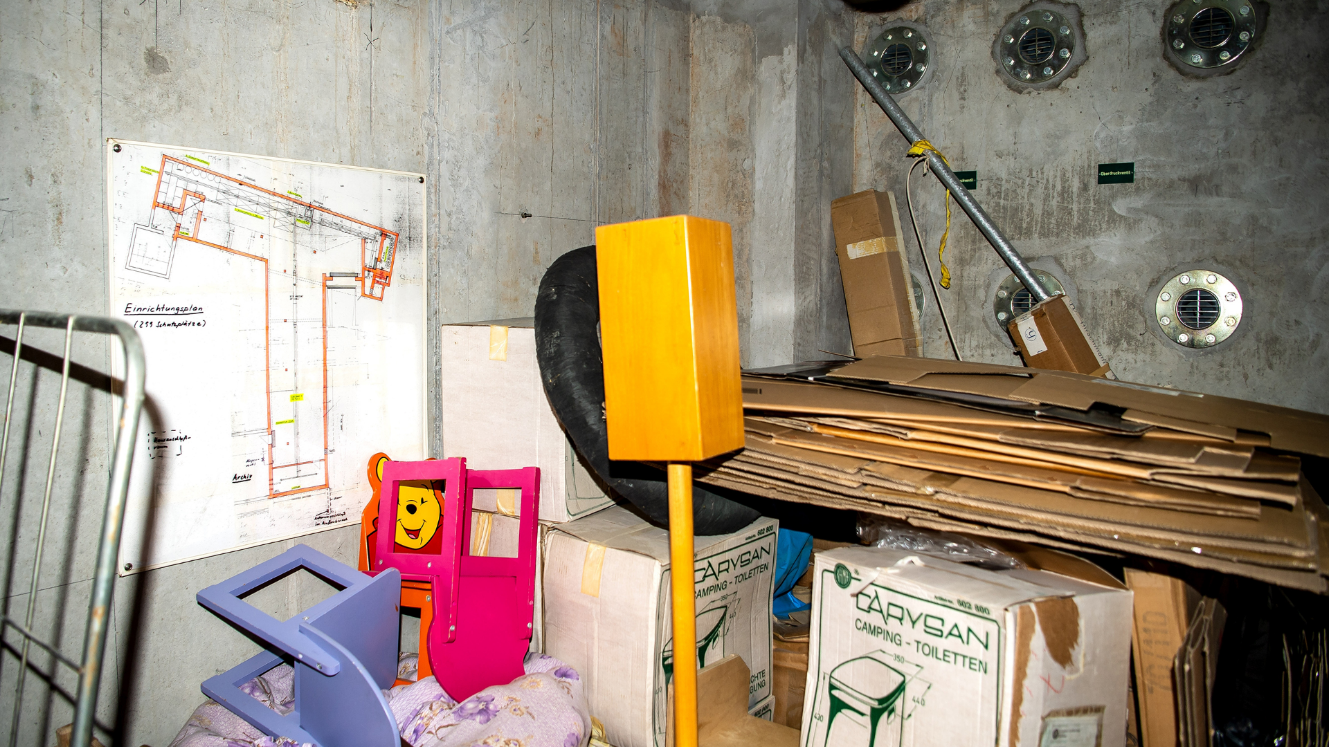 Ein ehemaliger Schutzraum im Keller des Rathauses von Saterland, einer niedersächsischen Gemeinde bei Oldenburg. Heute wird er als Lager genutzt.