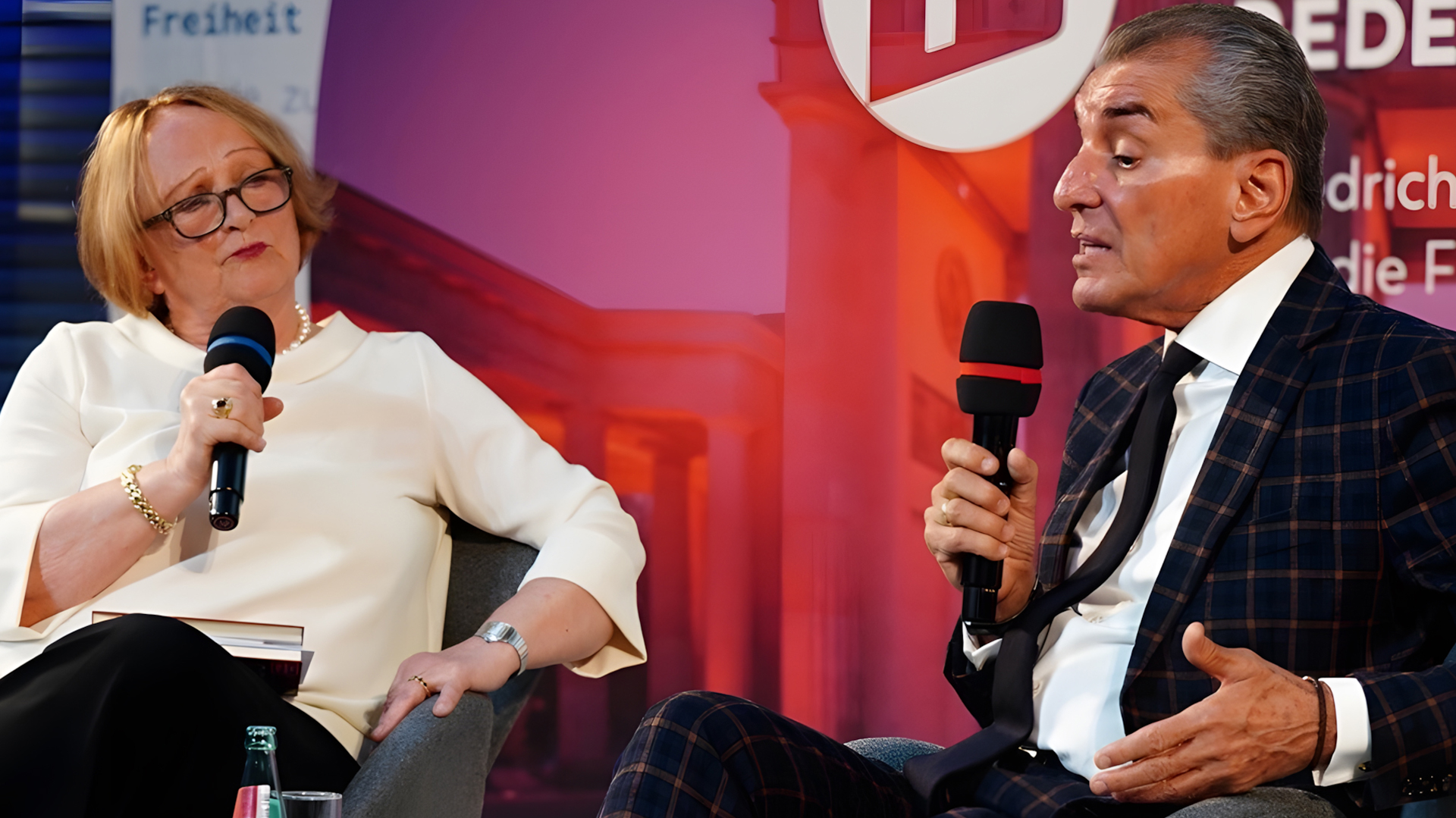 Intensive Auseinandersetzung: Sabine Leutheusser-Schnarrenberger und Michel Friedman diskutieren.